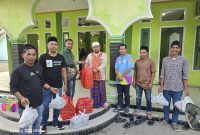 Pengurus Warkop dan Dewan Pembina bagi bagi takjil di pondok pesantren dan Yayasan