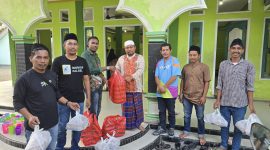 Pengurus Warkop dan Dewan Pembina bagi bagi takjil di pondok pesantren dan Yayasan