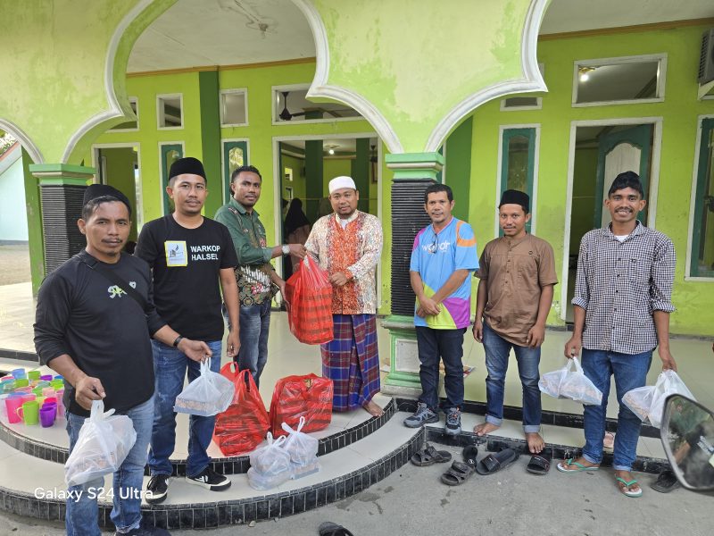 Pengurus Warkop dan Dewan Pembina bagi bagi takjil di pondok pesantren dan Yayasan