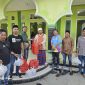 Pengurus Warkop dan Dewan Pembina bagi bagi takjil di pondok pesantren dan Yayasan