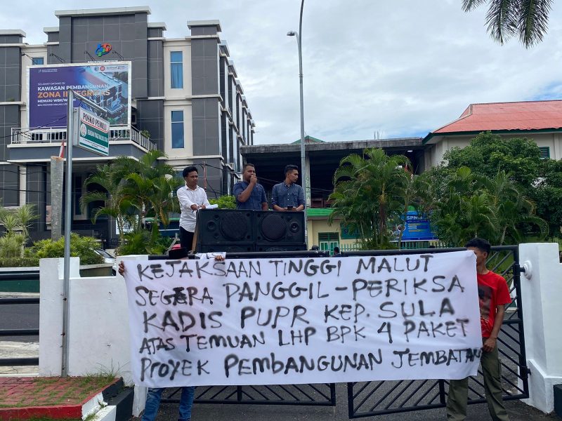 LSM Jejak Timur Saat Aksi Depan Kejati (Foto/RS) 