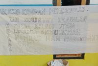 Spanduk Desakan dari Keluarga Korban Kepada Polda Malut, Ombudsman &Komnas HAM