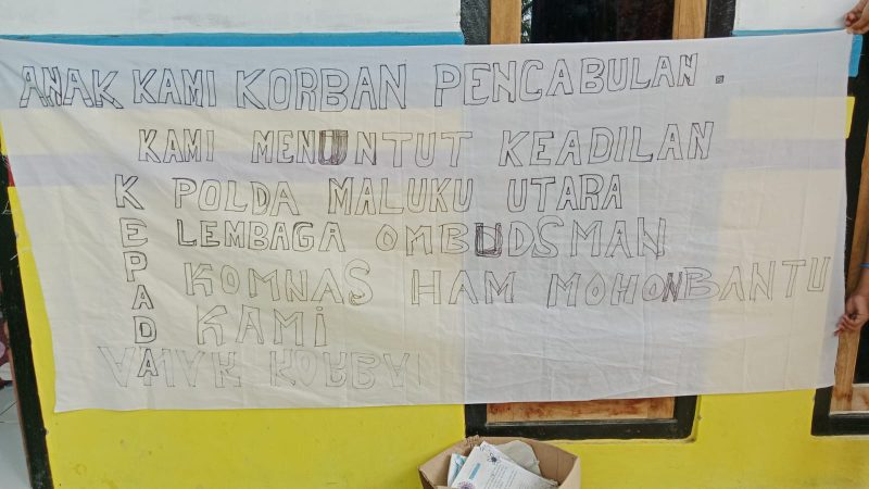 Spanduk Desakan dari Keluarga Korban Kepada Polda Malut, Ombudsman &Komnas HAM