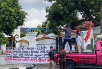 Aksi depan kejaksaan Tinggi Maluku Utara (foto/Az) 