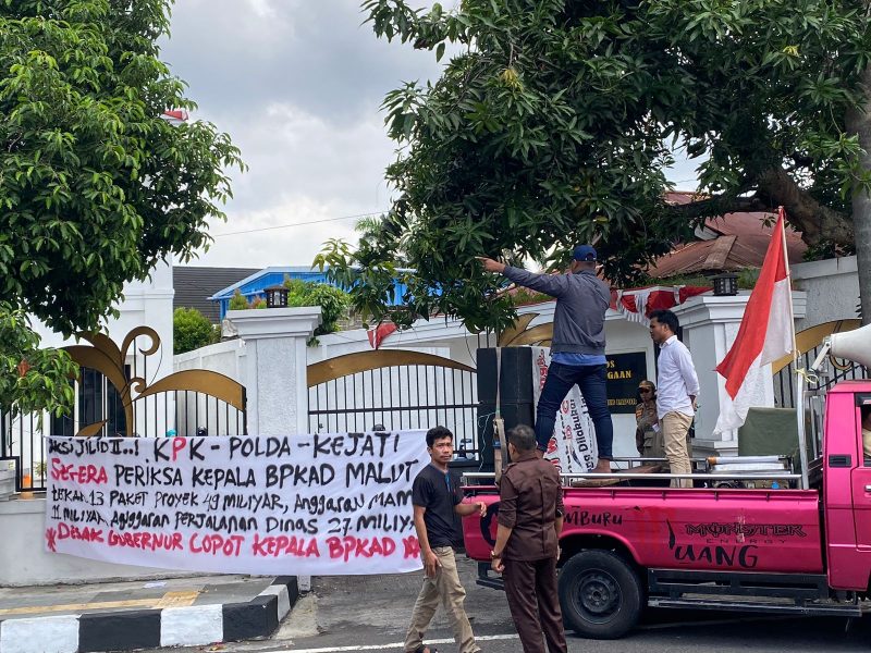 Aksi depan kejaksaan Tinggi Maluku Utara (foto/Az) 