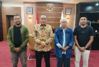 Dok. Sesi Foto saat silaturahmi KB PII Halsel & KB PII Malut, di Ruangan Walikota Ternate Dr. M. Tauhid Soleman Msi (Tengah) Sekertatis Muh. At. Husen (Tengah) Ketua Panitia Irwan Abubakar (kanan) Panitia Armain (Kiri) 