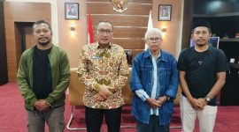 Dok. Sesi Foto saat silaturahmi KB PII Halsel & KB PII Malut, di Ruangan Walikota Ternate Dr. M. Tauhid Soleman Msi (Tengah) Sekertatis Muh. At. Husen (Tengah) Ketua Panitia Irwan Abubakar (kanan) Panitia Armain (Kiri) 