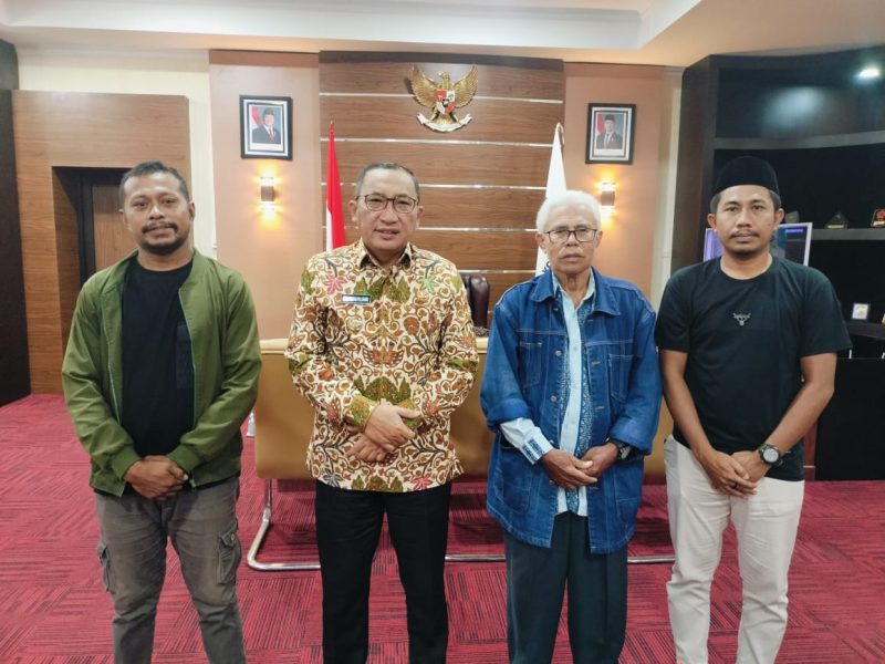 Dok. Sesi Foto saat silaturahmi KB PII Halsel & KB PII Malut, di Ruangan Walikota Ternate Dr. M. Tauhid Soleman Msi (Tengah) Sekertatis Muh. At. Husen (Tengah) Ketua Panitia Irwan Abubakar (kanan) Panitia Armain (Kiri) 