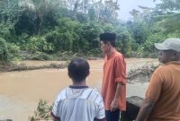 Wakil Bupati Halmahera Selatan Helmi Umar Muksin dan Awak media mengunjungi Warga terdampak banjir
