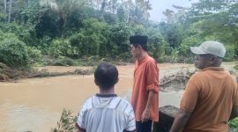 Wakil Bupati Halmahera Selatan Helmi Umar Muksin dan Awak media mengunjungi Warga terdampak banjir