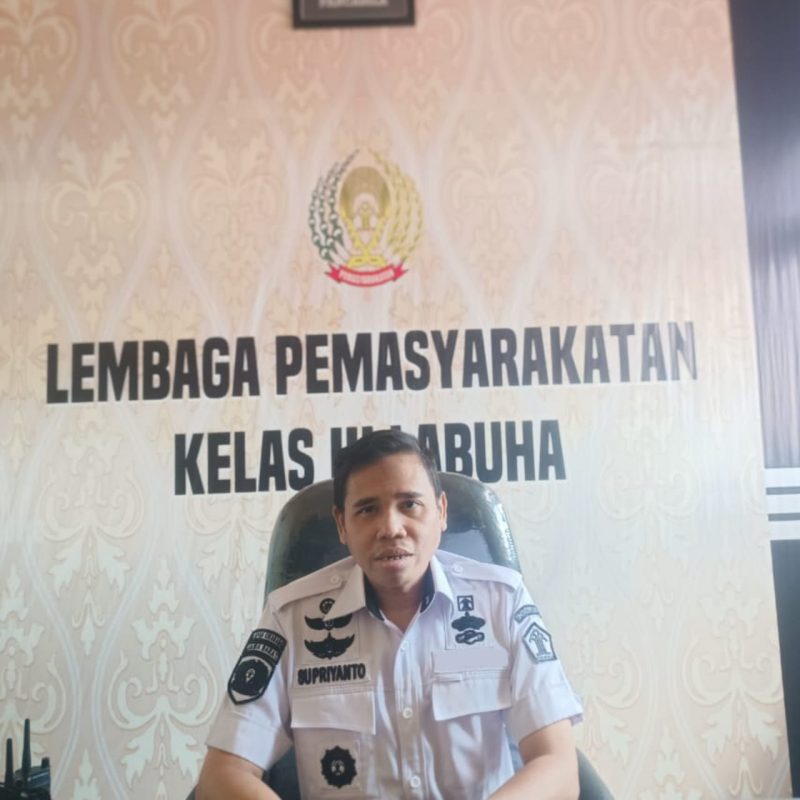 Saat wawancara dengan awak media di Ruang Kalapas Supriyanto (Foto/Wangkep) 