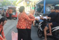 Suasana Pengurus Dharma Wanita Persatuan Bagi Bagi takjil di Desa Gofasa (Foto/DWP) 