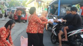 Suasana Pengurus Dharma Wanita Persatuan Bagi Bagi takjil di Desa Gofasa (Foto/DWP) 