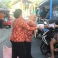 Suasana Pengurus Dharma Wanita Persatuan Bagi Bagi takjil di Desa Gofasa (Foto/DWP) 