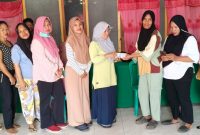 Pembagian insentif Pegawai Posyandu, Guru PAUD oleh Kades Desa Baru Munir Hi Halek
