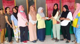 Pembagian insentif Pegawai Posyandu, Guru PAUD oleh Kades Desa Baru Munir Hi Halek