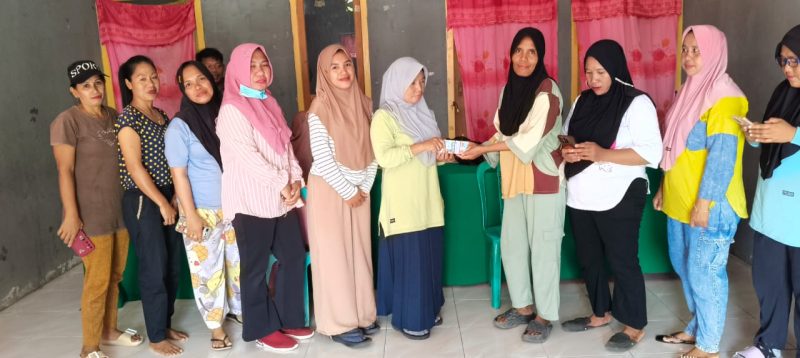 Pembagian insentif Pegawai Posyandu, Guru PAUD oleh Kades Desa Baru Munir Hi Halek