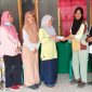 Pembagian insentif Pegawai Posyandu, Guru PAUD oleh Kades Desa Baru Munir Hi Halek