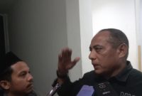 POLEMIK: Plt Kepala Dinas Transmigrasi dan Tenaga Kerja Halmahera Selatan, Maluku Utara, Noce Totononu ketika memberi tanggapan laporan tiga esk karyawan di Polres Halmahera Selatan usai di PHK pada Mei 2024 lalu, Sabtu (15/3/2025). Foto/Irwan Abubakar