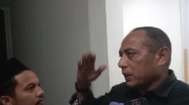 POLEMIK: Plt Kepala Dinas Transmigrasi dan Tenaga Kerja Halmahera Selatan, Maluku Utara, Noce Totononu ketika memberi tanggapan laporan tiga esk karyawan di Polres Halmahera Selatan usai di PHK pada Mei 2024 lalu, Sabtu (15/3/2025). Foto/Irwan Abubakar