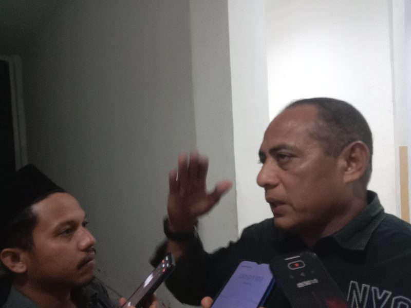 POLEMIK: Plt Kepala Dinas Transmigrasi dan Tenaga Kerja Halmahera Selatan, Maluku Utara, Noce Totononu ketika memberi tanggapan laporan tiga esk karyawan di Polres Halmahera Selatan usai di PHK pada Mei 2024 lalu, Sabtu (15/3/2025). Foto/Irwan Abubakar