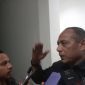 POLEMIK: Plt Kepala Dinas Transmigrasi dan Tenaga Kerja Halmahera Selatan, Maluku Utara, Noce Totononu ketika memberi tanggapan laporan tiga esk karyawan di Polres Halmahera Selatan usai di PHK pada Mei 2024 lalu, Sabtu (15/3/2025). Foto/Irwan Abubakar