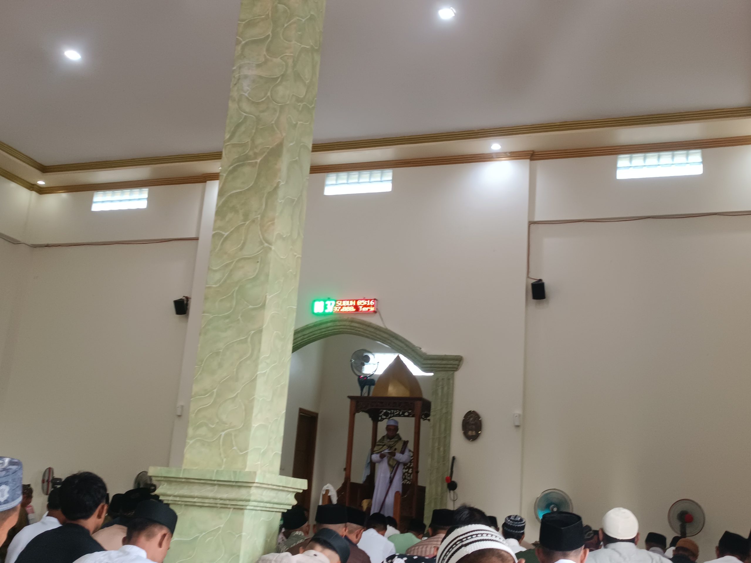 Khotbah Idulfitri oleh ustd Sahni Adam deng penuh Khusyuk di Masjid Al-muhajirin Desa Tomara (Foto/Wangkep)