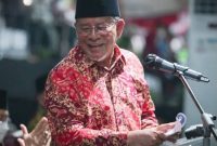 Sosok Abdul Gani Kasuba saat menyapa dengan warga