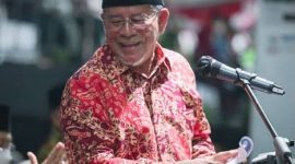 Sosok Abdul Gani Kasuba saat menyapa dengan warga