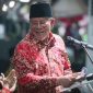 Sosok Abdul Gani Kasuba saat menyapa dengan warga