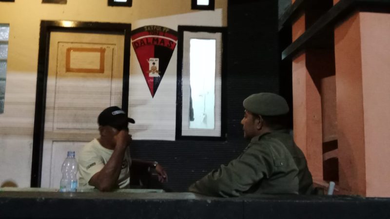Kades Indong saat di Razia selasa (8/4) malam (Foto/nalarsatu.com) 