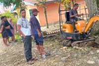 Asosiasi, Jurnalis dan Warga gotong royong bersihkan selokan desa warga Jikotamo Terdampak banjir (Foto/Nalarsatu.com) 