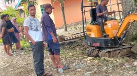 Asosiasi, Jurnalis dan Warga gotong royong bersihkan selokan desa warga Jikotamo Terdampak banjir (Foto/Nalarsatu.com) 