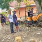 Asosiasi, Jurnalis dan Warga gotong royong bersihkan selokan desa warga Jikotamo Terdampak banjir (Foto/Nalarsatu.com) 