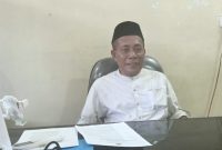 Kasi Haji dan Umroh Halsel Juhari S Tawari saat di ruang kerja (Foto/ud) 