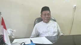 Kasi Haji dan Umroh Halsel Juhari S Tawari saat di ruang kerja (Foto/ud) 