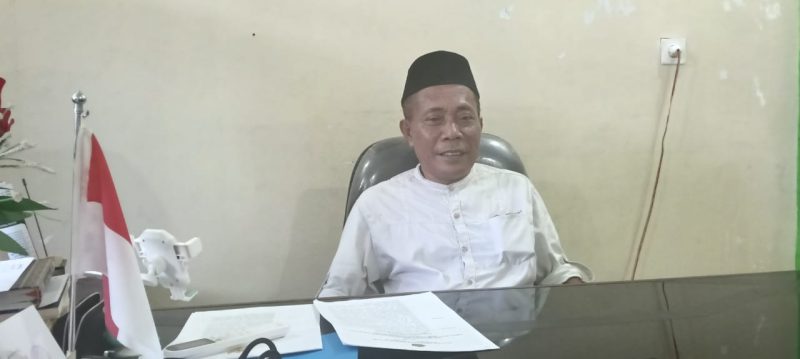 Kasi Haji dan Umroh Halsel Juhari S Tawari saat di ruang kerja (Foto/ud) 