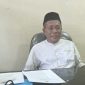 Kasi Haji dan Umroh Halsel Juhari S Tawari saat di ruang kerja (Foto/ud) 