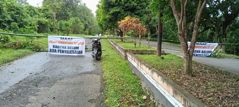 Pemilik Lahan Memalang Kantor DPRD & Akses Jalan (Foto/Ud) 
