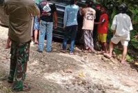 Mobil Avanza Yang di tumpangi Fachrudin Kane dan keluarganya terbalik saat naik tanjakan Kem Jikolamo (Foto/Sugiarto) 