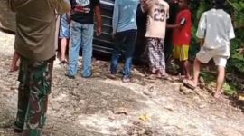 Mobil Avanza Yang di tumpangi Fachrudin Kane dan keluarganya terbalik saat naik tanjakan Kem Jikolamo (Foto/Sugiarto) 