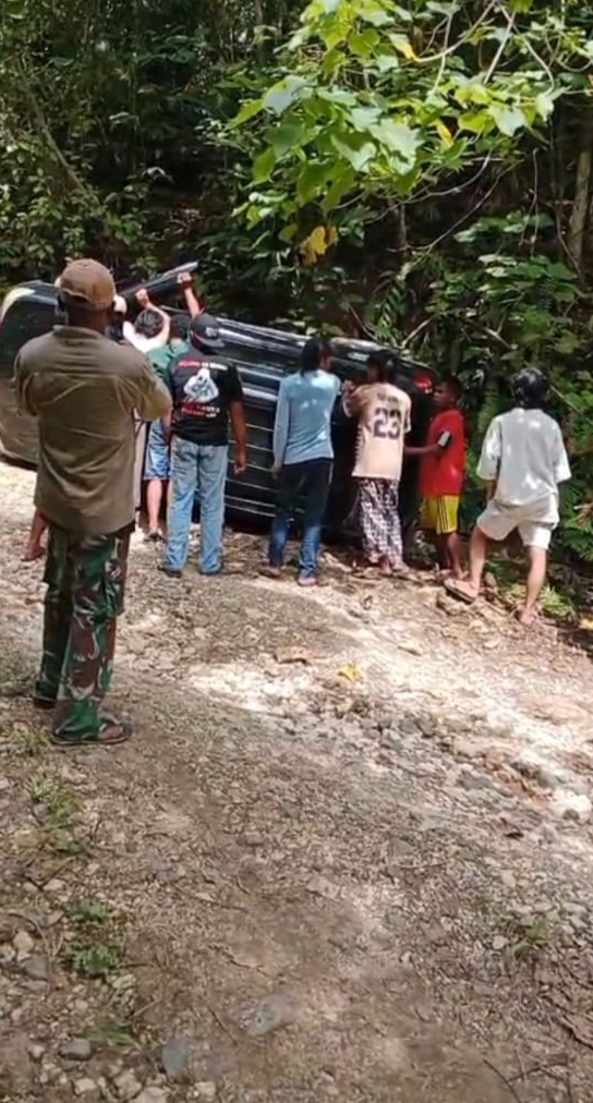 Mobil Avanza Yang di tumpangi Fachrudin Kane dan keluarganya terbalik saat naik tanjakan Kem Jikolamo (Foto/Sugiarto) 