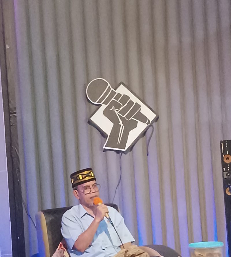 Anggota DPD RI Sultan Hidayat M. Syah saat menanggapi penyampaian aspirasi dari Masyarakat Halmahera selatan RUU Masyarakat Adat di Mandaong Bacan Selatan Halmahera Selatan (Foto/Nalarsatu.com) 