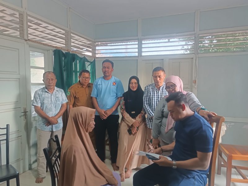 Tim Medis CJH Halmahera Selatan RSUD, Dinkes, Kemenag Dan DPRD saat Klarifikasi Vidio CJH di Rumah Mandaong Kec. Bacan Selatan, Halmahera Selatan (Foto/Nalarsatu.com) 