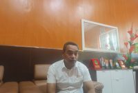 Kadis PUPR Idham Pora di Ruang Kerjanya (Foto/Mursid) 