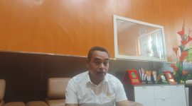 Kadis PUPR Idham Pora di Ruang Kerjanya (Foto/Mursid) 