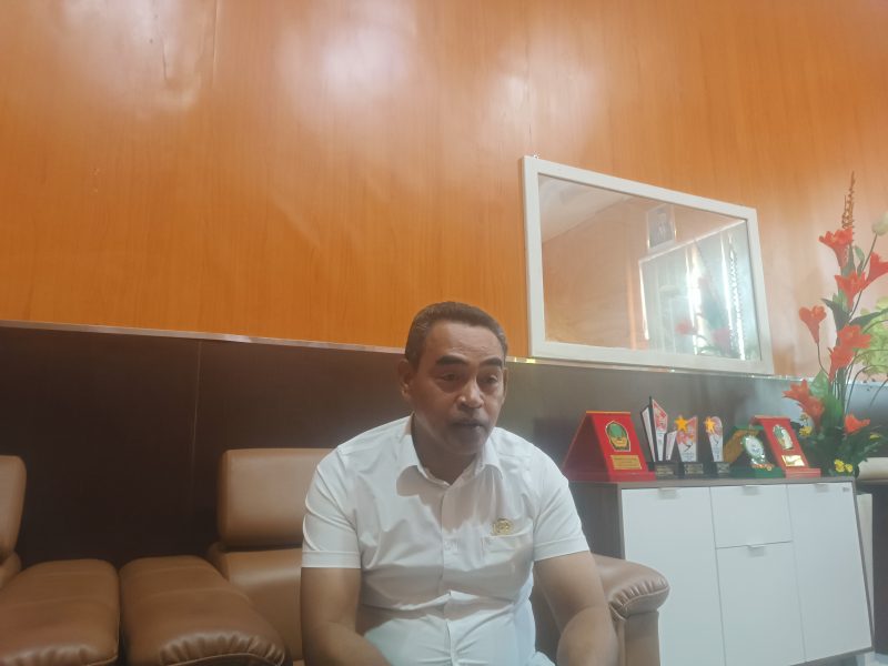 Kadis PUPR Idham Pora di Ruang Kerjanya (Foto/Mursid) 