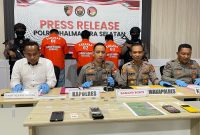 Polres Halmahera Selatan Konferensi Pers Penangkapan Pegedar & Pengguna Narkoba Oleh Kapolres AKBP Hendra Gunawan, Wakapolres Azis Ibrahim, Kasat Narkoba, & Kasi Humas (Foto/Humas) 