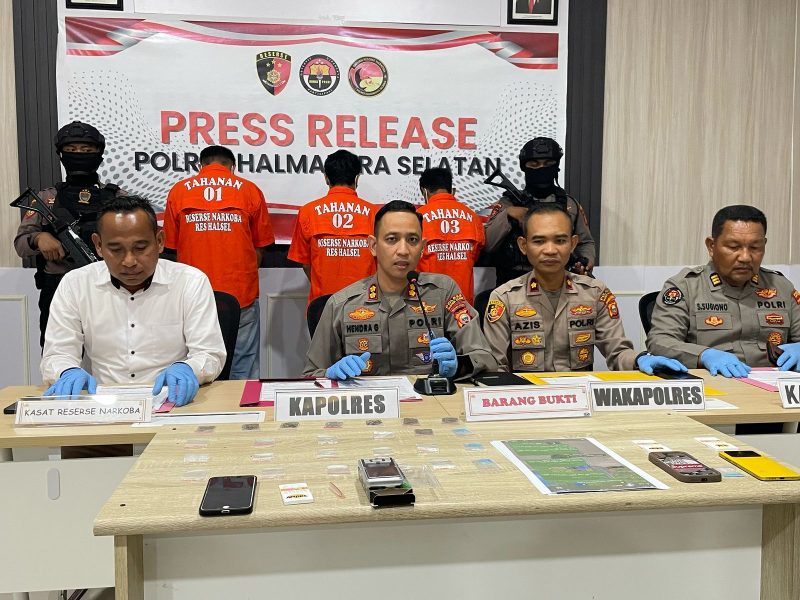 Polres Halmahera Selatan Konferensi Pers Penangkapan Pegedar & Pengguna Narkoba Oleh Kapolres AKBP Hendra Gunawan, Wakapolres Azis Ibrahim, Kasat Narkoba, & Kasi Humas (Foto/Humas) 