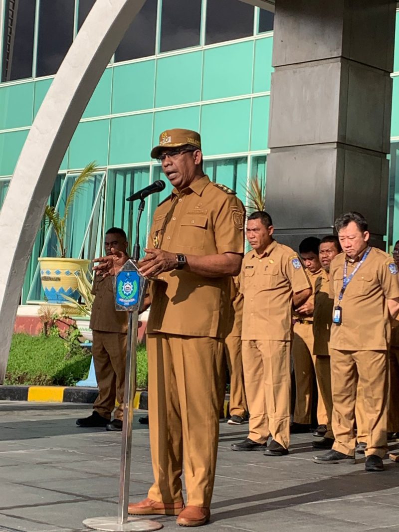 Dr. Kasman Hi. Ahmad Memberikan Sambutan saat Apel Senin, di Kantor Bupati (Foto/Nalarsatu) 